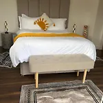 Hillcrest House Holiday Suites *