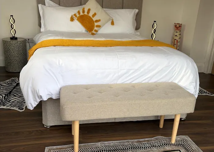 Hillcrest House Holiday Suites *